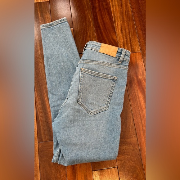 Zara Women’s Jeans Light Wash Distressed Straight skinny Denim- Size 6 - Picture 4 of 7